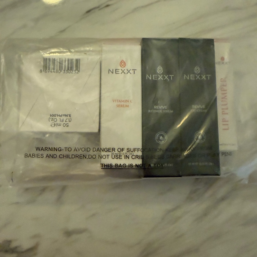 BUNDLE Nexxt Vitamin C Serum, Lip Plumper&Mask, Revive Eye Cream & Retinol Serum - Picture 2 of 10